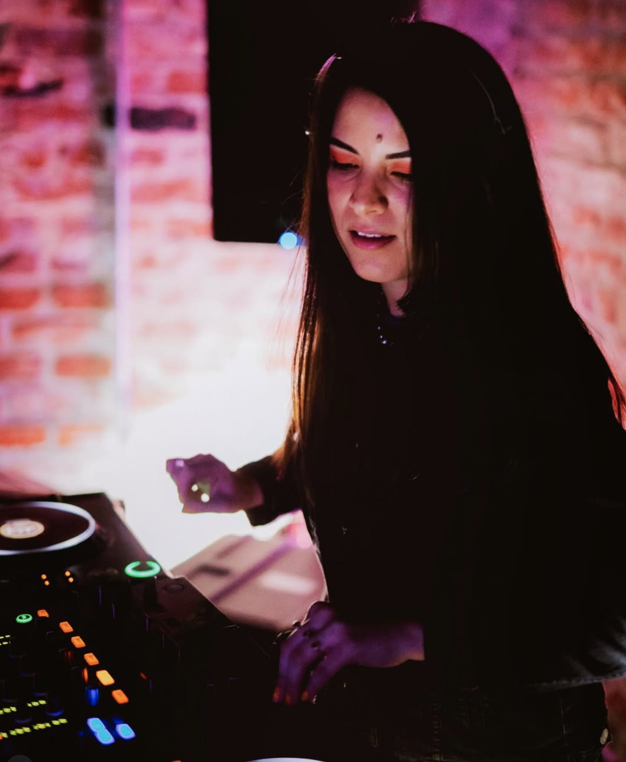 MISS.NEW.THIS. Live Shows - Performance with stage lighting